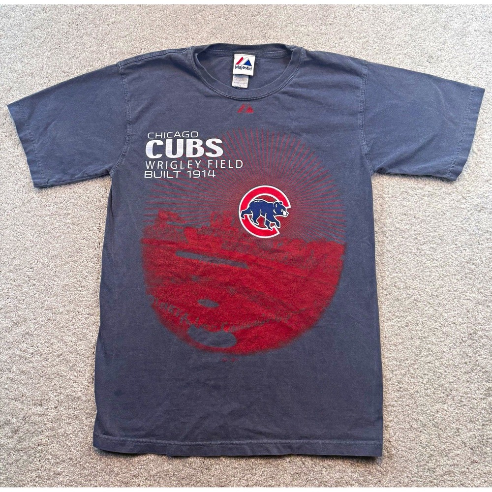 Majestic Chicago Cubs Wrigley Field Built 1914 Graphic T-Shirt Mens Small S